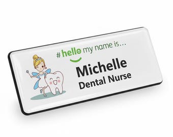 バッジマスター 樹脂仕上げ Hello My Name Is Tooth Fairy デザイン 76 x 32 mm