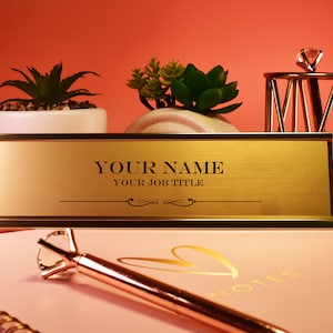 Personalised Desk Plaque with Black Text Desk Plaque Name and Job Title Gold or Silver Stand Modern Stylish Desk Accessories 画像 1