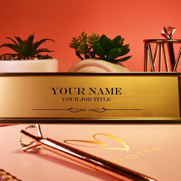 Personalisierte Schreibtischplakette mit schwarzem Text Schreibtischname und Berufsbezeichnung Gold oder Silberständer Modernes stilvolles Schreibtischzubehör