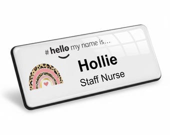 Badgemaster製 レジン仕上げ「Hello My Name Is」レオパードプリントレインボーデザインネームバッジ 76 x 32 mm