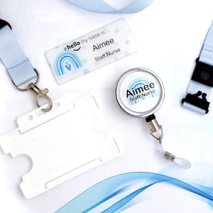 Set regalo distintivo personalizzato con nome arcobaleno blu, cordino, porta tesserino identificativo e mulinello personalizzato per laureati infermieri ostetrici
