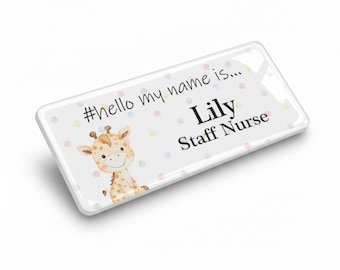 バッジマスター 樹脂仕上げ Hello My Name Is Cute キリン ネームバッジ デザイン 76 x 32 mm ホワイト/ホワイト