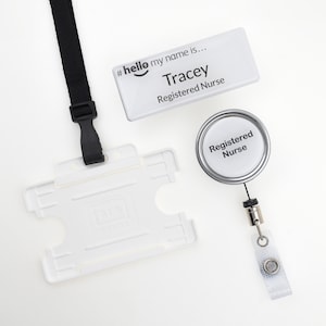 Geschenkset Personalisiertes Hallo Mein Name ist Namensschild, Schlüsselband, ID-Kartenhalter und Riemenscheiben-Geschenkset