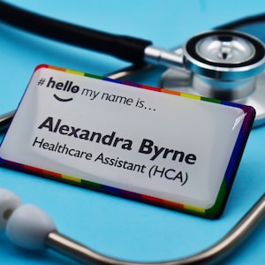 Insignia de nombre personalizada con borde de arcoíris &quot;Hola, mi nombre es premium&quot;, 76 x 38 mm