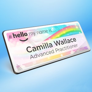 Hola, mi nombre es Dazzling Rainbow Sky Insignia con nombre personalizada premium NHS Healthcare Guardería médico enfermera 76 x 32 mm