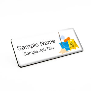 以下が含まれることがあります： 「Sample Name」と「Sample Job Title」という黒い文字が書かれた白い長方形のネームタグ。タグの右側には、青いバケツ、黄色のモップ、黄色のスポンジ、黒い三角形と「CAUTION」という文字が書かれた黄色の注意標識の漫画イラストが描かれています。