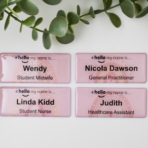 Badge personnalisé finition résine arc-en-ciel rose Bonjour mon nom est nom étudiant infirmière sage-femme hôpital NHS maternelle préscolaire 76 x 32 mm
