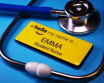 パーソナライズされたHello My Name is Yellowネームバッジ 樹脂仕上げ プレミアムカスタム 耐久性 NHS 医師 学生 看護師 助産師 病院 さまざまなサイズ