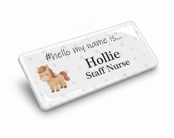 バッジマスター 樹脂仕上げ Hello My Name Is Cute ポニー ネームバッジ デザイン 76 x 32 mm ホワイト/ホワイト