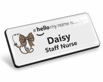 バッジマスター 樹脂仕上げ Hello My Name Is ヒョウ柄リボン＆聴診器デザイン 76 x 32 mm