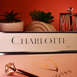 Placa de escritorio personalizada con texto en negro Placa de escritorio con nombre y puesto de trabajo Soporte dorado o plateado Accesorios de escritorio modernos y elegantes