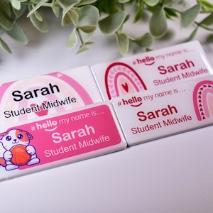 Insignia personalizada con acabado de resina #Hola, mi nombre es... Arcoíris rosa para estudiantes de enfermería, partera, hospital, NHS, pediatra neonatal, 76 x 32 mm