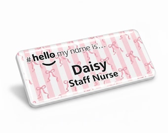 バッジマスター 樹脂仕上げ Hello My Name Is ピンク＆ホワイトストライプネームバッジ ピンクのリボンデザイン 76 x 32 mm