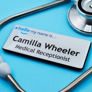 Placa con nombre personalizada de color azul con el texto &quot;Hola, mi nombre es blanco&quot;, acabado en resina, duradera, color blanco y negro, 76 x 25 mm
