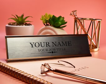 Personalisierte Schreibtischplakette mit schwarzem Text Schreibtischname und Berufsbezeichnung Gold oder Silberständer Modernes stilvolles Schreibtischzubehör