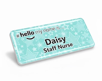 Insignia Badgemaster con acabado de resina "Hola, mi nombre es turquesa", diseño de estrellas, 76 x 32 mm, color blanco/blanco