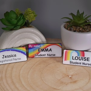 Insignia personalizada con acabado de resina con el texto &quot;Hola, mi nombre es&quot;, de arcoíris, para estudiantes, enfermeras, matronas, profesionales del NHS en hospitales, guarderías, preescolares, 76 x 32 mm