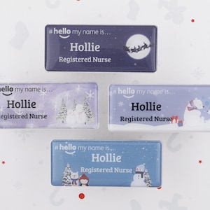 Placa con nombre con temática navideña de Hello My Name Is con acabado de resina para estudiantes, enfermeras, médicos, matronas, hospitales, NHS, guarderías, preescolares, 76 x 32 mm
