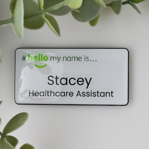 Placa de identificación personalizada &quot;Hola, mi nombre es blanco&quot;, color verde, acabado en resina, personalizada, de primera calidad, duradera, con varios cierres, en blanco y negro.