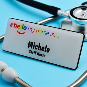 Hola, mi nombre es colores del arco iris, insignias personalizadas duraderas de primera calidad, imán blanco/negro 76 x 32 mm