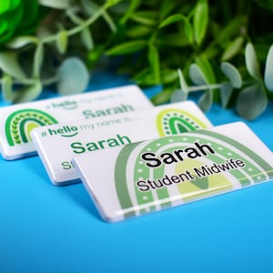 Placa de identificación personalizada con acabado de resina &quot;Hola, mi nombre es...&quot; Arcoíris verde, para estudiantes de enfermería, partera, neonatología, hospital del NHS, pediatría, médico de cabecera, 76 x 32 mm