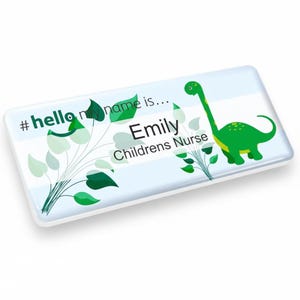 Hej, mitt namn är, logotyp, dinosauriemärke, premiumkupol, vit, 76 x 32 mm, läkare, student, sjuksköterska, läkare, sjukvård, medicinsk personal, allmänläkare