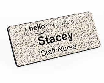 バッジマスター 樹脂仕上げ Hello My Name Is ヒョウ柄背景デザイン ネームバッジ 76 x 32 mm