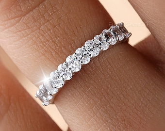 オーバルカットのモアッサナイト結婚指輪。ユニークなハーフエタニティ