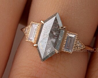 Anel de Noivado com Diamantes Sal e Pimenta em Corte Hexagonal, Anel de Noivado com Três Pedras, Anel de Noivado com Moissanita, Anel em Ouro Rosa, Anel Art Déco