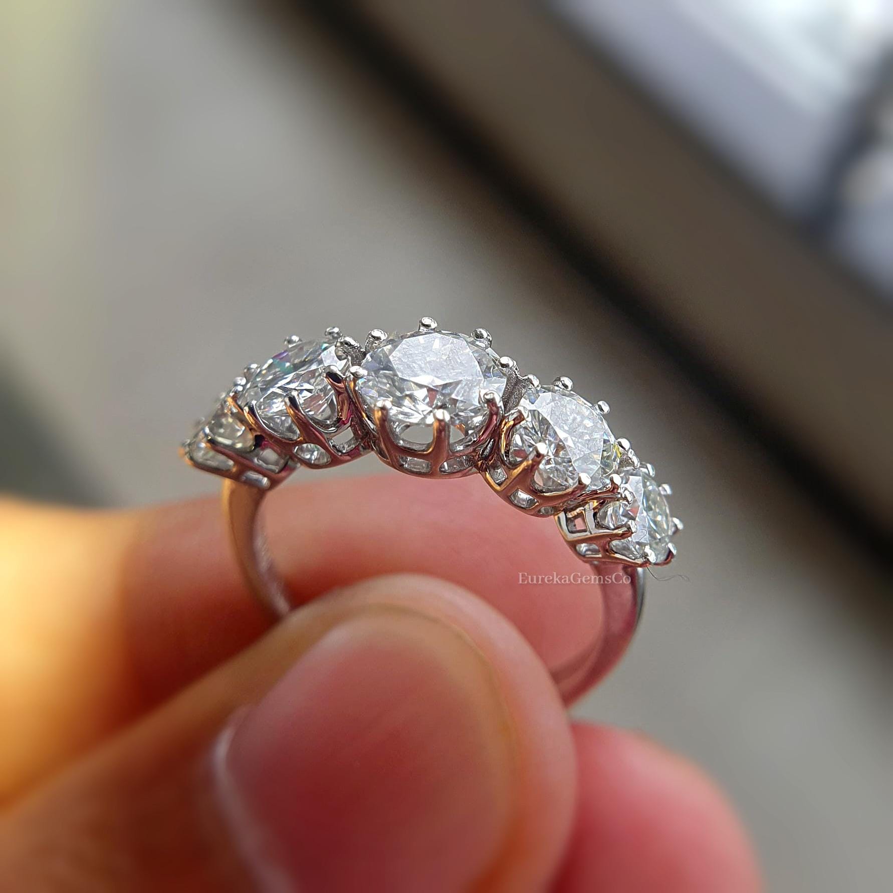 ユニークな5石ダイヤモンドの結婚指輪、妻への記念日のサプライズ 