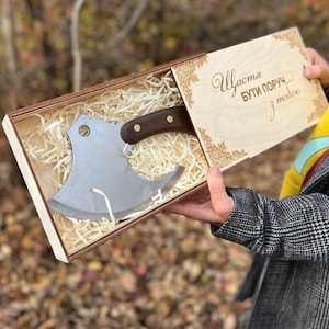 Handgemachtes Beilmesser in einer Geschenkbox, Pizzaschneider Axt mit personalisierter gravierter Holzbox, personalisiertes Geschenk mit Holzbox
