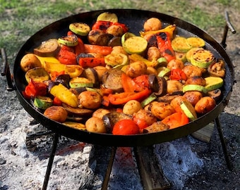 Sartén grande con patas para fogatas, plancha de acero para fogatas al aire libre, sartén para acampar, barbacoas y comidas al aire libre en el patio.