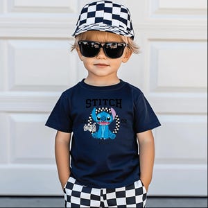 Puede incluir: Un ni&ntilde;o con una camiseta azul marino con un gr&aacute;fico de Stitch y la palabra "STITCH". El ni&ntilde;o tambi&eacute;n lleva una gorra de b&eacute;isbol a cuadros blancos y negros y gafas de sol. El ni&ntilde;o tambi&eacute;n lleva pantalones cortos a cuadros blancos y negros.