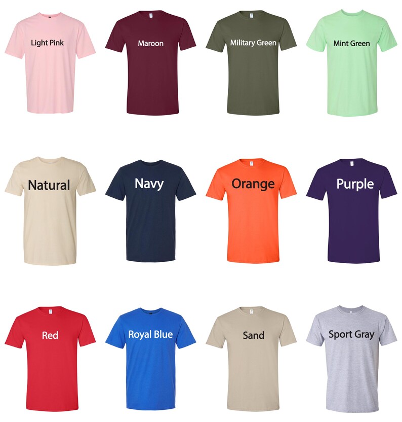 Op de afbeelding: Een verzameling van twaalf T-shirts met korte mouwen in verschillende kleuren, waaronder lichtroze, bordeauxrood, legergroen, mintgroen, naturel, marineblauw, oranje, paars, rood, koningsblauw, zand en sportgrijs. Elke shirt heeft de kleurnaam in het wit gedrukt.