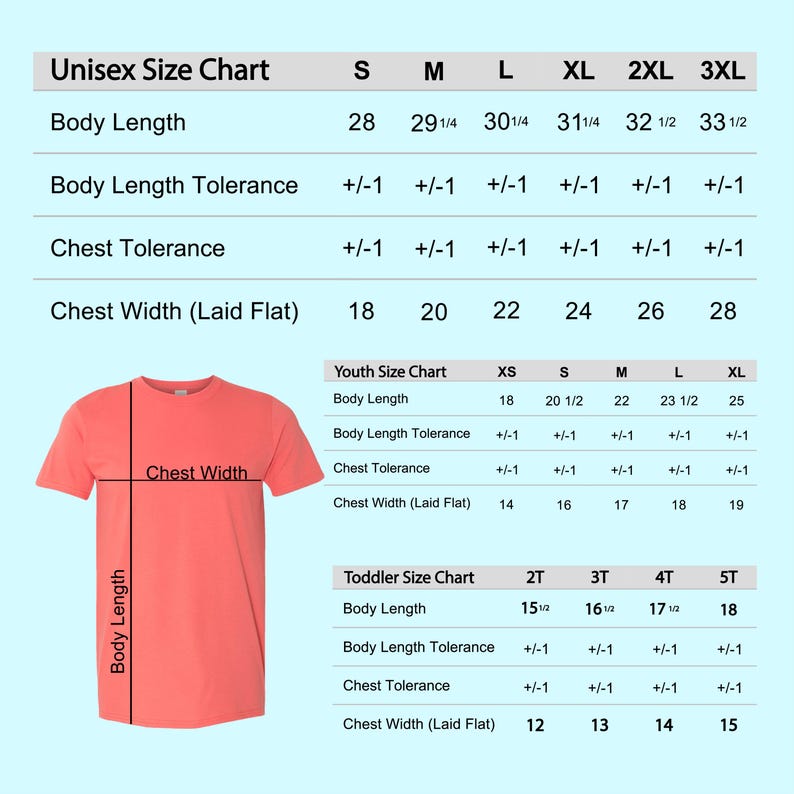 Op de afbeelding: Een koraalkleurig t-shirt met maattabellen voor unisex, jeugd en peuter maten. De tabellen tonen lichaamslengte en borstbreedte in centimeters, met tolerantie-informatie. Het t-shirt wordt getoond met meetlijnen.