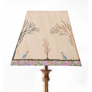 Handbemalter, dekorativer Lampenschirm perfekt für Schlafzimmer, Haus und Bürolampen. Entdecken Sie maßgeschneiderte, handwerklich gestaltete Eleganz. Lamp01