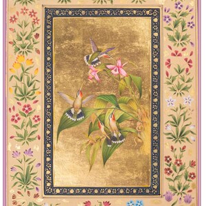 Puede incluir: Una pintura de tres colibr&iacute;es en vuelo, rodeados de flores rosas y verdes sobre un fondo dorado. La pintura est&aacute; enmarcada con un borde negro y dorado y un dise&ntilde;o floral.