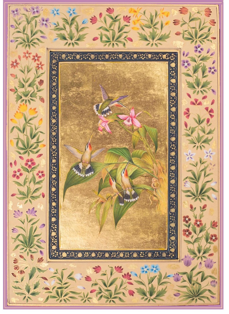 Puede incluir: Una pintura de tres colibr&iacute;es en vuelo, rodeados de flores rosas y verdes sobre un fondo dorado. La pintura est&aacute; enmarcada con un borde negro y dorado y un dise&ntilde;o floral.