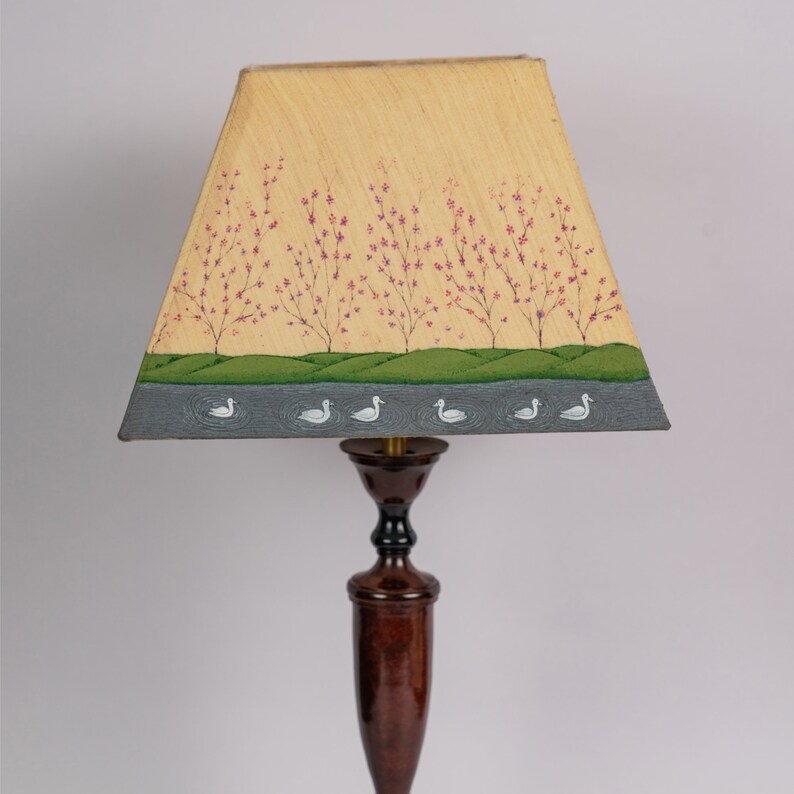 Handbemalter, dekorativer Lampenschirm perfekt für Schlafzimmer, Haus und Bürolampen. Entdecken Sie maßgeschneiderte, handwerklich gestaltete Eleganz. Lamp03