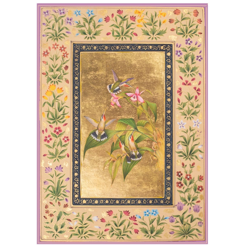 Puede incluir: Una pintura de acuarela de tres colibr&iacute;es en vuelo, rodeados por un borde de flores coloridas. Las aves est&aacute;n pintadas en tonos de marr&oacute;n, blanco y negro, con acentos de rosa y verde. Las flores est&aacute;n pintadas en una variedad de colores, incluyendo rojo, rosa, amarillo, azul y morado.