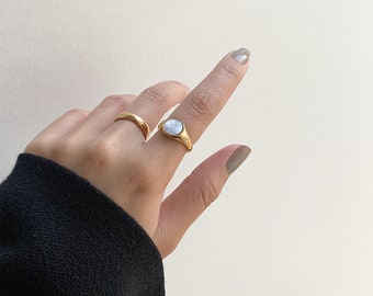 Pearl signet gold ring 18k tarnish resistant, modern mother of pearl ring, minimalistic pearl ring, gold ring stack, round gold signet ring