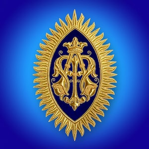 Könnte beinhalten: Ein golden besticktes Emblem mit blauem Hintergrund. Das Emblem zeigt ein stilisiertes "M" und "A" mit einer Krone darüber. Das Emblem ist von einem goldenen Sonnenstrahl umgeben.