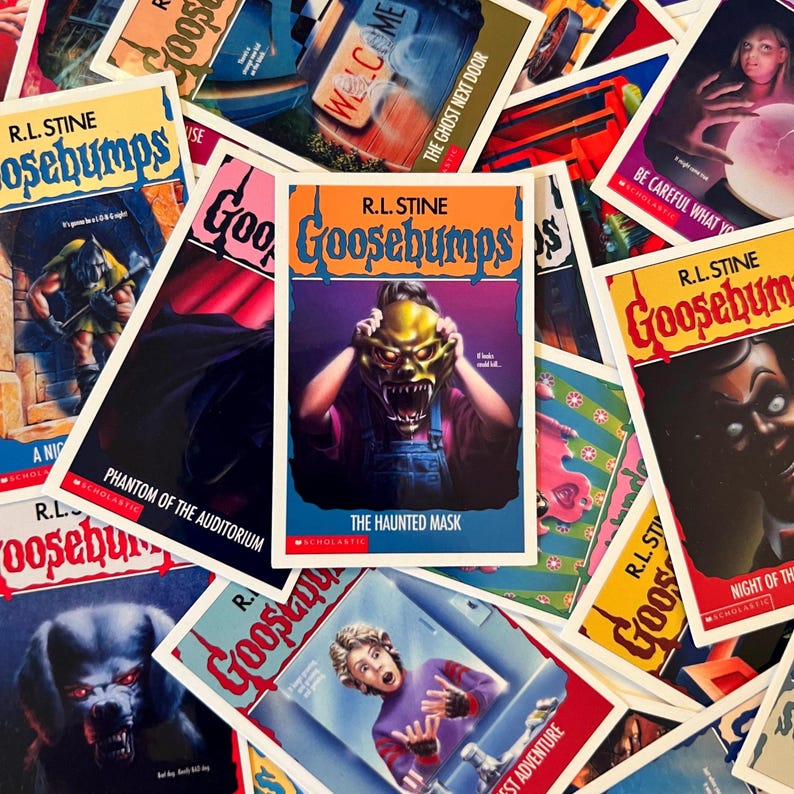 Puede incluir: Una colecci&oacute;n de portadas de libros de Goosebumps con varios personajes y t&iacute;tulos, incluyendo "La M&aacute;scara Embrujada", "El Fantasma del Auditorio" y "La Noche del Maniqu&iacute; Viviente".