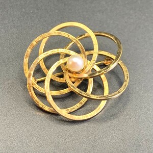 Vintage 12K Gold Filled Cultured Pearl Spiral Brooch, 5.2mm Cultured Pearl 1.5&quot;