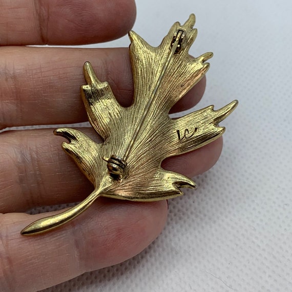 Vintage Gold Tone Liz Claiborne Leaf Brooch Ename… - image 3