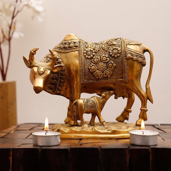 Kamdhenu Kuh mit Kalb, 11cm Figur aus reinem Messing mit Blumenmuster, Wohnkultur und dekorativer Geschenkartikel, Krishnas Kamdhenu Kuh für Tempel Puja
