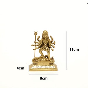 Puede incluir: Estatua de lat&oacute;n de una deidad de m&uacute;ltiples brazos, de pie sobre una base rectangular. La estatua mide aproximadamente 4 cm de ancho, 8 cm de largo y 11 cm de alto. La deidad sostiene varios objetos y est&aacute; adornada con tallas detalladas. El logo Craft by Soul es visible.