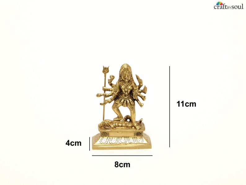 Puede incluir: Estatua de lat&oacute;n de una deidad de m&uacute;ltiples brazos, de pie sobre una base rectangular. La estatua mide aproximadamente 4 cm de ancho, 8 cm de largo y 11 cm de alto. La deidad sostiene varios objetos y est&aacute; adornada con tallas detalladas. El logo Craft by Soul es visible.