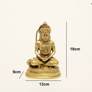 K&ouml;nnte beinhalten: Eine goldfarbene Statue einer sitzenden Gottheit, 19 cm hoch, mit aufwendigen Details an Krone, Schmuck und Kleidung. Der Sockel ist 13 cm breit und 9 cm tief. Die Statue steht vor einem schlichten Hintergrund. Das Produkt stammt von craftbysoul.