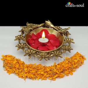 Ciotola Urli in ottone, Uruli di design floreale, ciotola tradizionale per la decorazione floreale, arte della ciotola di ottone indiano, pezzo decorativo etnico, religioso